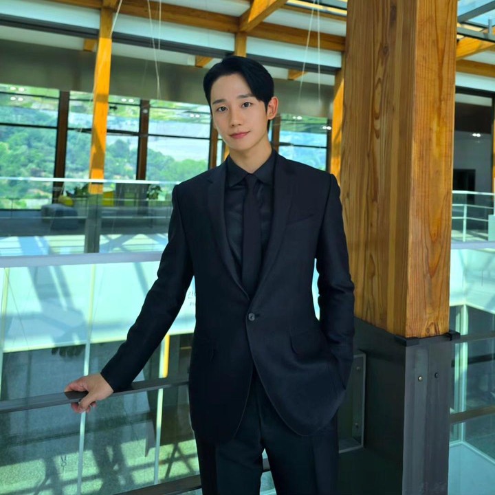 <p>Di tahun ini, Jung Hae In <em>comeback</em> lewat drama Korea<em> Love Next Door </em>yang tayang pada 17 Agustus 2024. Di serial tersebut, ia berperan sebagai pria bernama Choi Seung Hyo. (Foto: Instagram @holyhaein)</p>