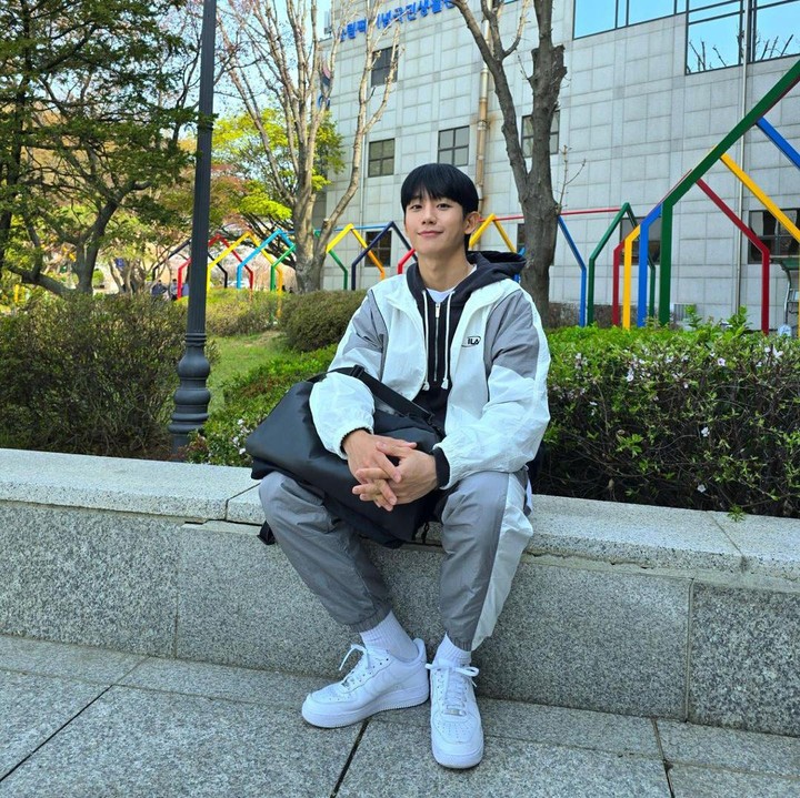 <p>Jung Hae In lahir pada 1 April 1988 dan telah berusia 36 tahun. Melansir dari <em>Soompi,</em> ia tengah menjadia aktor paling ramai dibicarakan selama beberapa pekan terakhir menurut Good Data Corporation. (Foto: Instagram @holyhaein)</p>