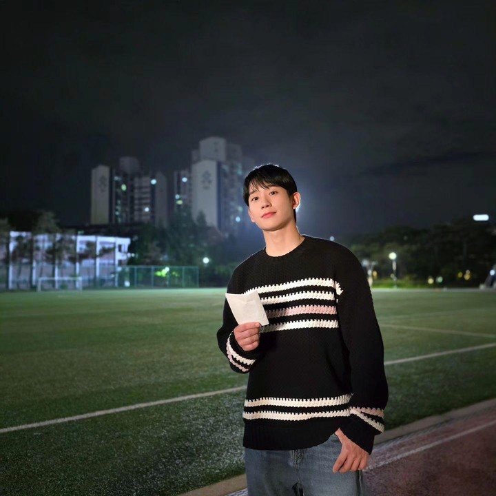 <p>Karakter Choi Seung Hyo yang ia perankan dikisahkan sebagai arsitek muda sekaligus CEO tampan yang disukai oleh banyak orang. (Foto: Instagram @holyhaein)</p>