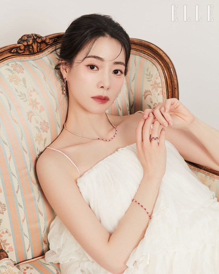 Koleksi lain perhiasan RoseeD'or yang diikutsertakan dalam kampanye Lim Ji Yeon melalui pemotretan bersama ELLE Korea adalah Raffinesee yang merupakan satu set aksesoris emas dipenuhi ukiran cantik dan permata indah./ Foto: instagram.com/ellekorea