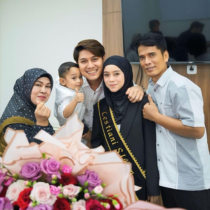 <p>Dalam potret tersebut, perempuan berusia 25 tahun tersebut tampak baru selesai menjalani sidang skripsi. Ia terlihat bahagia dikelilingi orang-orang tersayang.(Foto: Instagram @lestikejora).<br /><br /></p>