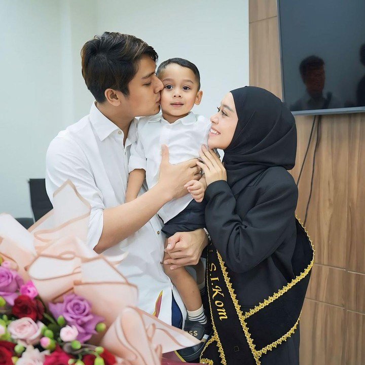 <p>Momen kelulusan dan meraih gelar sarjana ini ia bagikan di akun Instagram beberapa waktu yang lalu. "<em>Alhamdulillah MasyaAllah tabarakallah</em>," tulisnya di caption. (Foto: Instagram @lestikejora).<br /><br /></p>