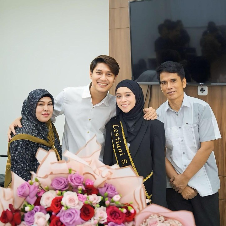 <p>Kelulusan ini tentunya menjadi sebuah kebanggaan besar bagi Lesti dan keluarga. Apalagi, gelar sarjana tersebut ia raih ketika sedang mengandung anak kedua. (Foto: Instagram @lestikejora).<br /><br /></p>