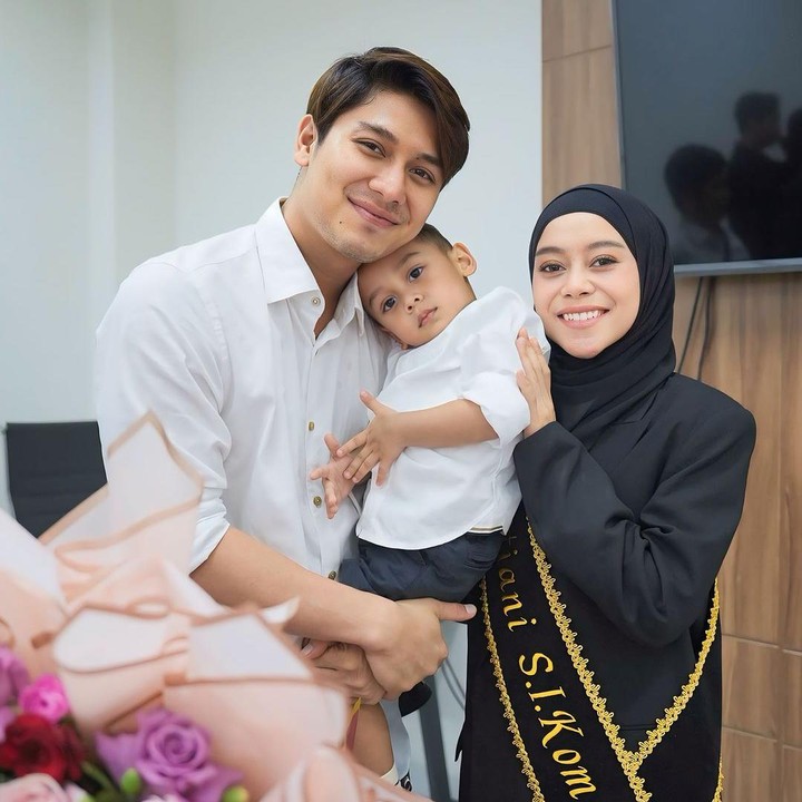 <p>Lesti Kejora saat ini tengah berbangga hati, Bunda. Ini karena pelantun <em>Menyerah</em> tersebut berhasil menyelesaikan pendidikan S1-nya. (Foto: Instagram @lestikejora).</p>