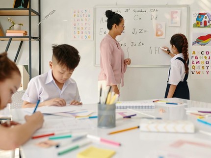 6 Tingkat Kemampuan Bahasa Inggris, Cek Level Si Kecil Bun!