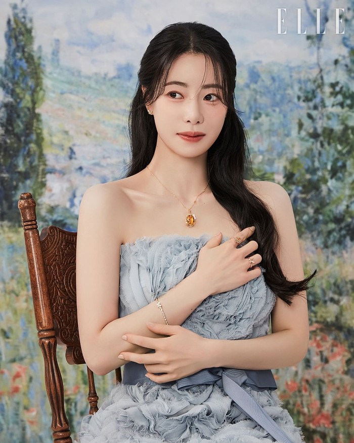 Lim Ji Yeon sukses memesona publik melalui penampilan terbarunya yang bagaikan putri bangsawan sebagai model resmi brand perhiasan RoseeD'or dalam majalah ELLE Korea edisi September, Beauties./ Foto: instagram.com/ellekorea
