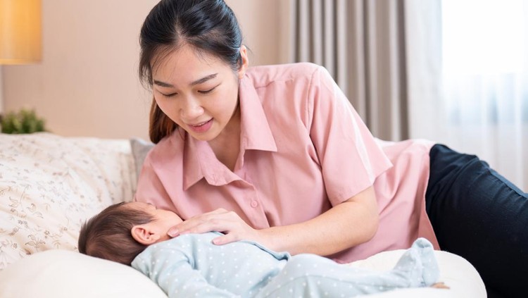 Manfaat bayi tidur gelap atau terang