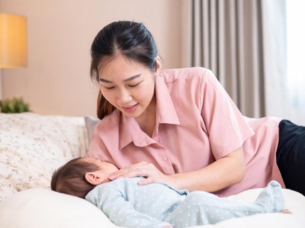 Bayi Lebih Baik Tidur di Kamar Gelap atau Terang? Ketahui Batas Usia & Fakta Menarik Lainnya