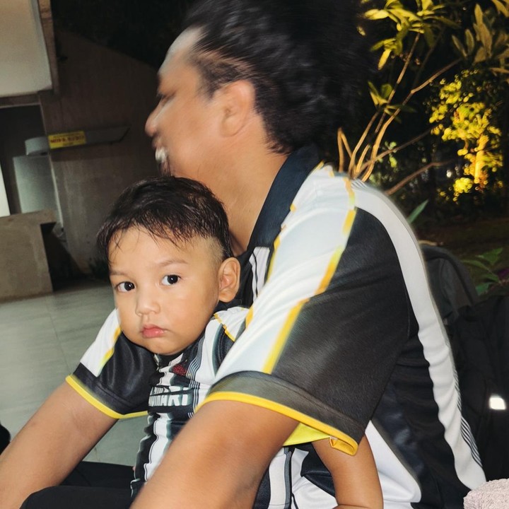 <p>Naka lahir pada 1 September 2022. Indah dan Arie memilih untuk menjaga privasi anak mereka dengan menutupi wajah Si Kecil. Namun, belum lama ini, mereka akhirnya mengekspose wajah menggemaskan Naka. (Foto: Instagram @indahpermatas)</p>