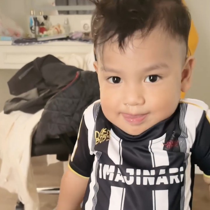 <p>Naka kini sudah berusia dua tahun, Bunda. Parasnya yang tampan dan menggemaskan membuatnya jadi idola netizen. "Apaaaciii nakaaa joget begituuuuu lucunaaaaaaaaaaaaa gemashhh pinter sekali naka kesayangan onti," komentar akun @chisana****. "Naka ganteng bangetttt," kata @benidict**** (Foto: Instagram @indahpermatas)</p>