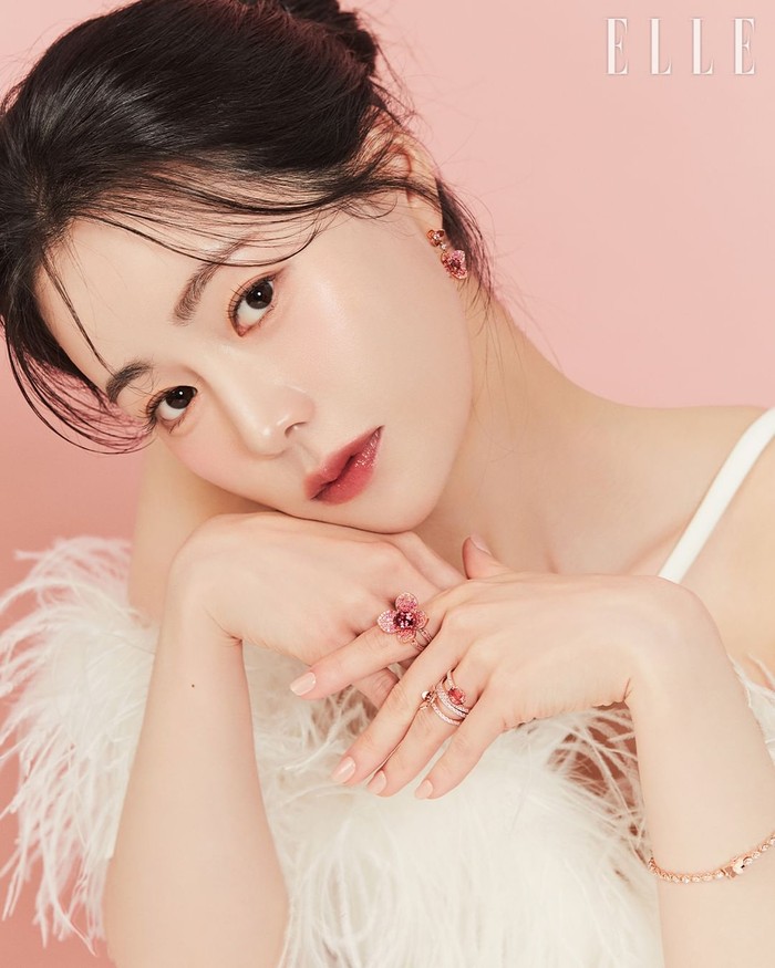 Pemotretan Lim Ji Yeon untuk partisipasi aktifnya sebagai muse RoseeD'or bersama majalah ELLE Korea juga dalam rangka untuk memperingati tahun ke-10 brand perhiasan sejak peluncuran produk pertamanya, Beauties./ Foto: instagram.com/ellekorea
