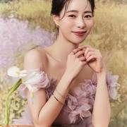 Tampil Anggun Bak Dewi, Simak Potret Lim Ji Yeon untuk ELLE Korea Edisi September