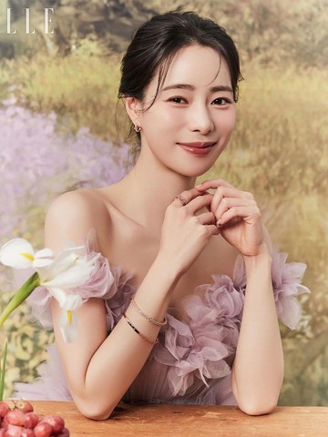 img-title Tampil Anggun Bak Dewi, Simak Potret Lim Ji Yeon untuk ELLE Korea Edisi September