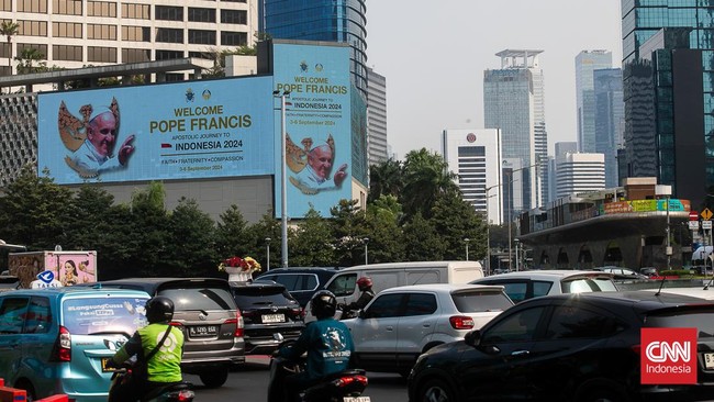 Ditlantas Polda Metro Jaya menyiapkan pengawalan lalu lintas dengan standar pengamanan kepala negara saat kedatangan Paus Fransiskus ke Jakarta.