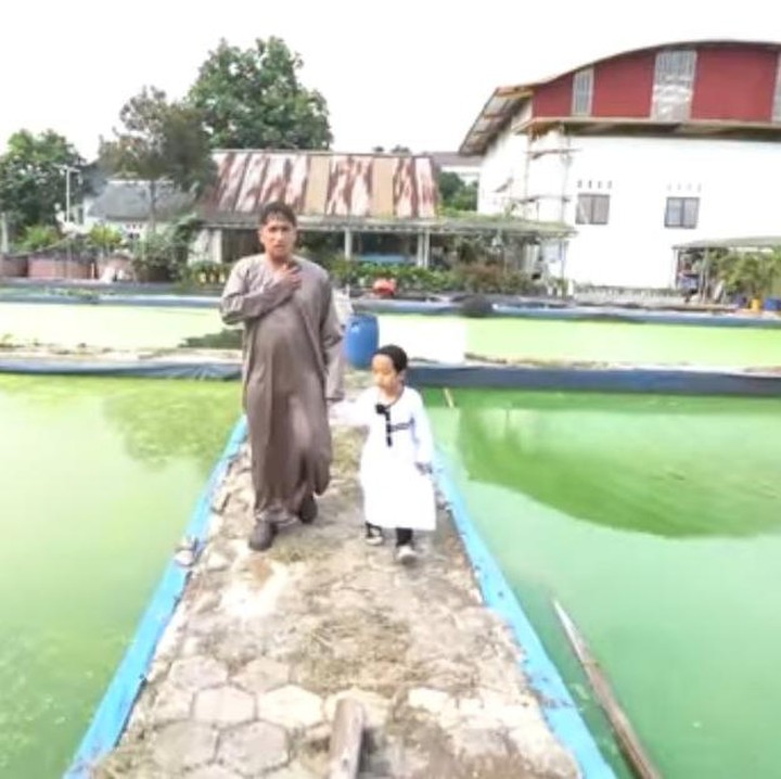 <p>Hal tersebut diketahui langsung melalui <em>vlog</em> Irfan Hakim saat berkunjung ke rumahnya. Melalui video yang diunggah di kanal YouTube-nya, Irfan terlihat berkeliling rumah Mamah Dedeh yang berlokasi di Ciseeng, Jawa Barat. (Foto: YouTube deHakims Story)</p>