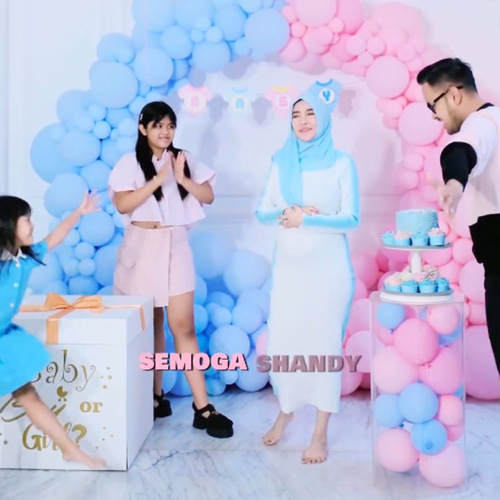<p>"Hari ini aku mau nyenengin Shandy. Dia rekues nih pingin kayak anak kecil lagi. Dia pengen hari ini penuh dengan balon, jadi kusiapin," ujat Gilang dalam akun Instagramnya. Momen itu pun turut diramaikan kedua anak mereka Felicia Lasha Zafeera dan Amberly Lasha Shakayla. Keduanya pun bersemangat mengetahui jenis kelamin adik mereka. (Foto: Instagram@Shandypurnamasari)</p>