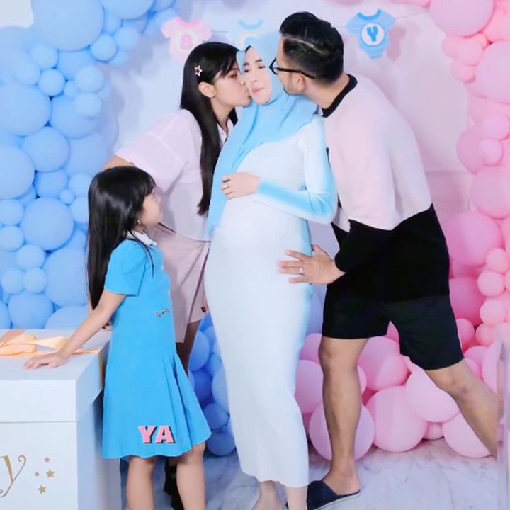 <p>Selain itu, keduanya juga mengungkap nazar tentang kehamilan anak ketiga ini. "<em>Alhamdulilaaah gender reveal</em> anak kita. Dan ini nazar kita waktu tau aku hamil, Kita bakal keluarin 1 MILYAR untuk umrohin<em> org2 yg</em> kurang mampu, penghafal qur'an, marbot mesjid, penggali kubur, pemandi mayat,<em>ustad2</em> di <em>daerah2 yg blm</em> pernah sekalipun umroh," (Foto: Instagram@Shandypurnamasari)</p>