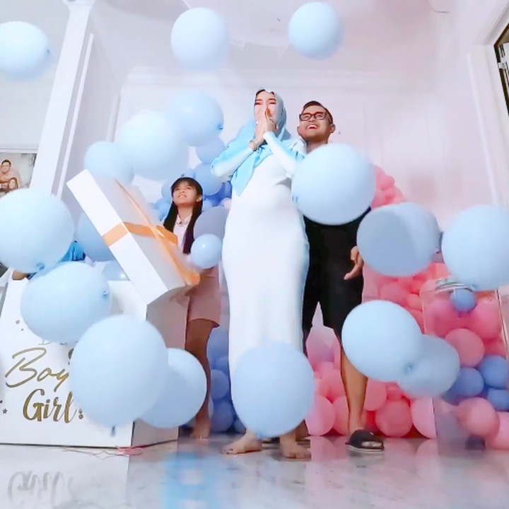 <p>Seketika balon dibuka dari atas, Shandy tampak terkejut dan bahagia ternyata ia tengah mengandung bayi laki-laki nih Bunda. Mereka pun semua memeluk sang Bunda dengan rasa syukur dan kebahagiaan. Melalui <em>caption</em>, Shandy mengakui sebenarnya merasa takut hamil anak laki-laki. "Pernah difase takut berharap punya anak laki2, lalu tiap umroh liat suamiku sndrian ke mesjidnya rasanya pengen bahagiakan beliau." (Foto: Instagram@Shandypurnamasari)</p>