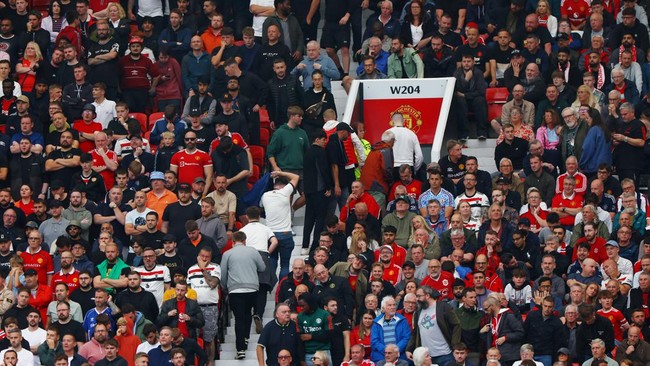 Fans MU yang Nazar Tak Potong Rambut Diserang Sesama Suporter Fans MU, Frank Ilett, diserang suporter lain karena nazar tak potong rambut hingga tim menang lima kali beruntun. Ilett tetap optimis menanti kemenangan.