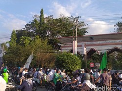 Jalan Depan UIN Makassar di Samata Macet Parah, Antrean Kendaraan 2 Km