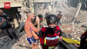 VIDEO: Seorang Pria Selamat Setelah Tertimbun Reruntuhan di Kharkiv