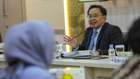 Calon anggota BPK Bobby Adhityo Rizaldi menyampaikan gagasan saat uji kepatutan dan kelayakan dengan DPD di Kompleks Parlemen, Senayan.