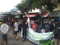 Warga Demo Kantor Tahura Lalu Segel Pos Pendakian Arjuno di Pasuruan