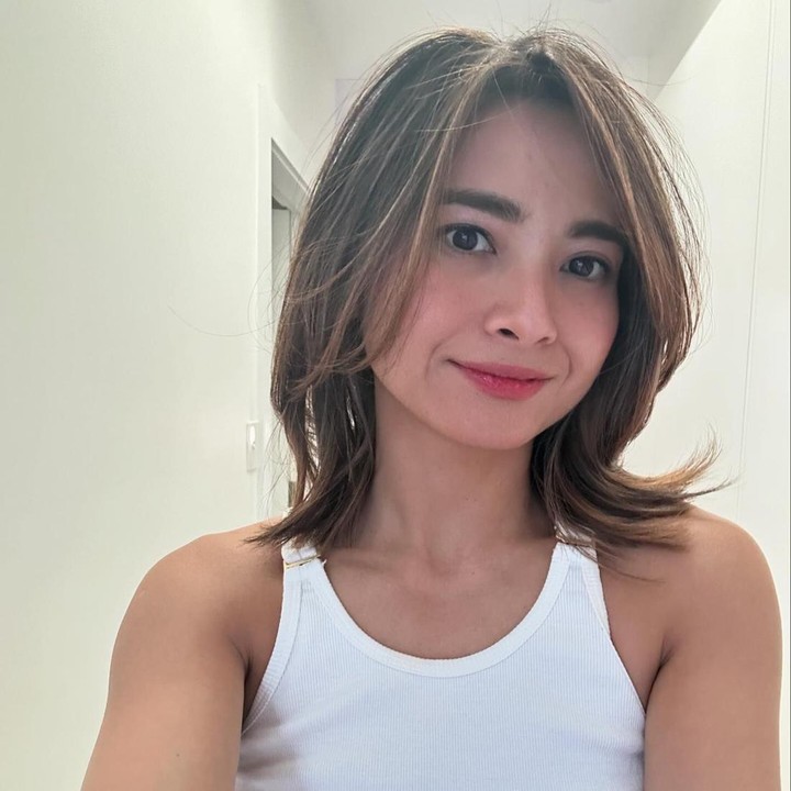 <p>Acha Septriasa juga memutuskan untuk mengubah gaya rambutnya jadi lebih pendek. Tak hanya itu, ia mengecat rambutya dengan sentuhan highlight berwarna cokelat terang. Gaya rambut pendek terlihat cocok dengan penampilan Acha yang kini tampak lebih fit usai rutin berolahraga. (Foto: Instagram @septriasaacha)</p>