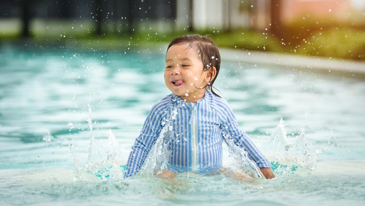 anak belajar berenang