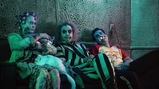 Beetlejuice Beetlejuice tetap bertahan di puncak box office pasar domestik meski digempur pendatang baru, Transformers One.