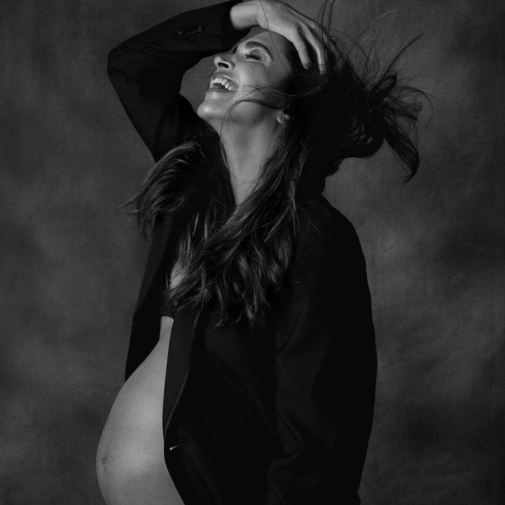 <p>Dalam foto maternity dengan konsep hitam putih ini, Deepika tak sungkan memamerkan perutnya yang telah membesar. Meski begitu, Deepika belum mengumumkan jenis kelamin anak pertamanya ini.  (Foto: IG @deepikapadukone)</p>