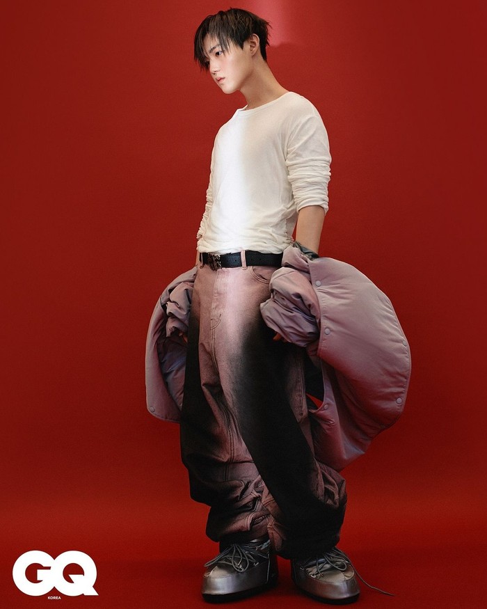 Dalam proses menjadi dewasa, Doyoung TREASURE memutuskan untuk mengubah beberapa hal dalam hidupnya, salah satunya dengan mulai weight training 2-3 bulan yang lalu, bahkan ia terkadang latihan beban ketika merasa sedih. / Foto: instagram.com/gq_korea