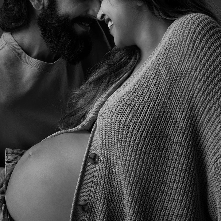 <p>Deepika dan Ranveer tengah menanti kelahiran anak pertama mereka. Mereka mengumumkan kehamilannya pada Februari lalu. Ini berarti usia kehamilan perempuan 38 tahun ini sudah memasuki 8 bulan. Deepika Padukone yang sedang hamil tampak cantik dalam pemotretan kehamilan terbarunya bersama Ranveer Singh. (Foto: IG @deepikapadukone)</p>