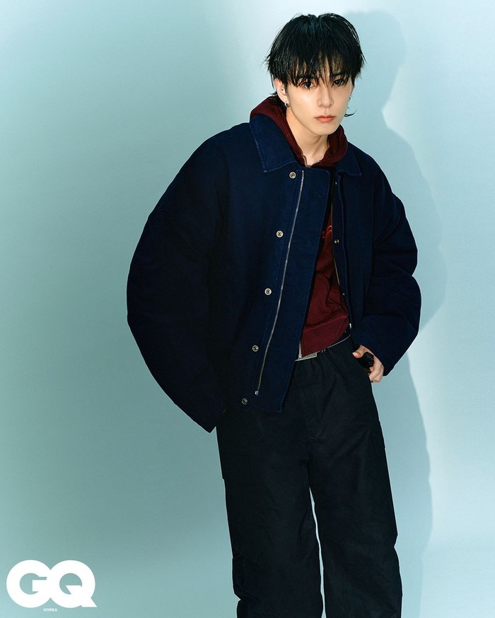 Dikenal mempunyai hobi fotografi, Asahi, salah satu personel TREASURE yang berasal dari Jepang, mengungkapkan bahwa ia lebih suka mengambil foto orang-orang yang ia sayangi ketimbang dirinya sendiri. / Foto: instagram.com/gq_korea