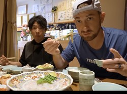 Duh! YouTuber Ini Nekat Cicip Olahan Ikan Paling Berbahaya