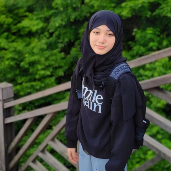 <p>Potret terbaru Eisha yang diunggah sang Bunda pun menuai banyak pujian dari netizen. Ia disebut semakin cantik. "<em>MasyaAllah</em> cantiknyaaa, salihah," tulis <em>@mahir****</em>. (Foto: Instagram @lyravirna)</p>