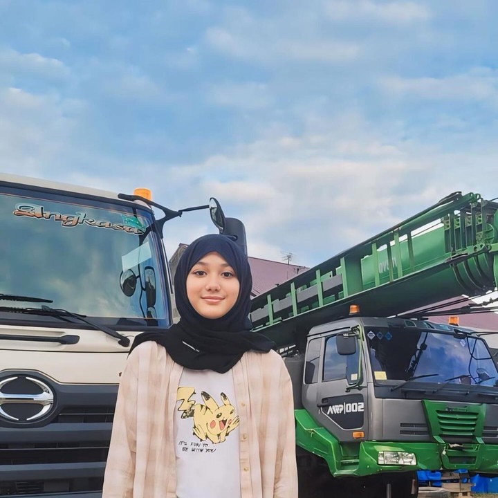 <p>Lyra melahirkan anak perempuan bernama Eisha Bachmid pada tahun 2008. Gadis yang akrab disapa Eisha ini sudah tumbuh menjadi remaja yang cantik dan genap berusia 16 tahun. (Foto: Instagram @lyravirna)</p>