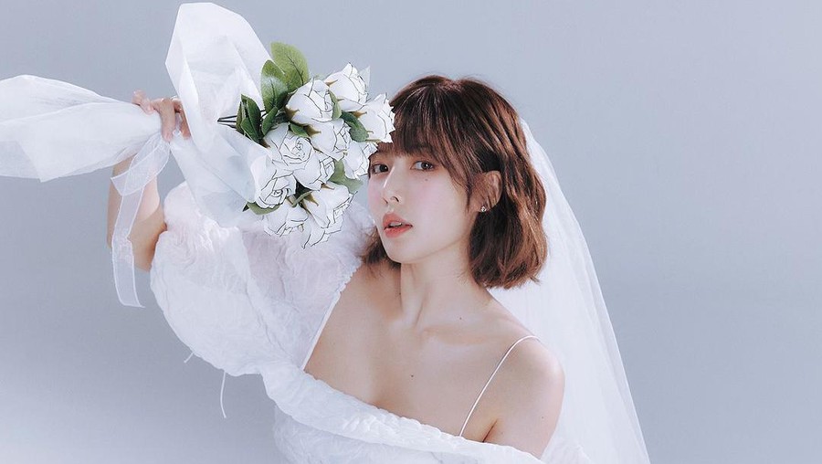 Hyuna membagikan foto pre-wedding dengan Junhyung. Upacara pernikahan akan digelar Oktober di Seoul.