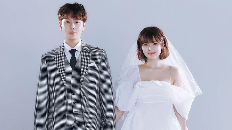 Hyuna dan Junhyung Hyuna membagikan foto pre-wedding dengan Junhyung. Upacara pernikahan akan digelar Oktober di Seoul.