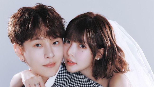Solois HyunA merilis foto-foto prewedding dengan Yong Jun-hyung sebelum keduanya menikah pada 11 Oktober mendatang.