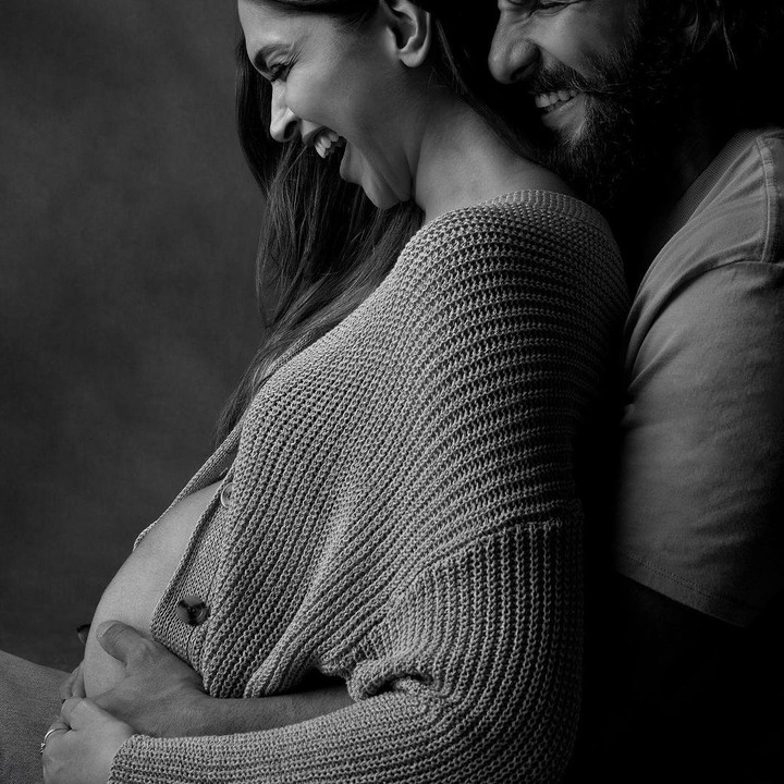 <p>Aktris <em>XXX: Return of Xander Cage</em> ini telah membagikan serangkaian foto yang mengharukan, dengan bangga memamerkan perutnya yang membesar di samping suaminya yang tercinta, Ranveer Singh. (Foto: IG @deepikapadukone)</p>