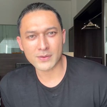 Usai Operasi Kantung Mata, Indra Bruggman Ngaku Kesulitan Tunaikan Salat