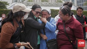 FOTO: Haru Warga Sambut Iring-iringan Paus Fransiskus di Bundaran HI