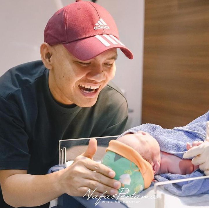 <p>Komedian Bene Dion resmi menjadi seorang Ayah ketika sang putra, Jaysen Siandio Rajagukguk, lahir pada 2 September 2024. Meski baru dua bulan, wajah Jaysen sangat mirip dengan sang Ayah, lho. "Enggak boleh gitu, Jaysen. Semua akan mirip Bapaknya pada waktunya. Aku saja gitu," kata Bene. (Foto: Instagram @bene_dion)</p>