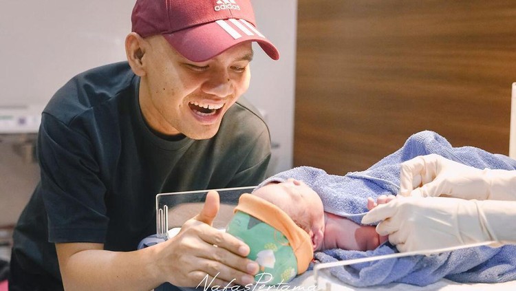 Istri Bene Dion Melahirkan
