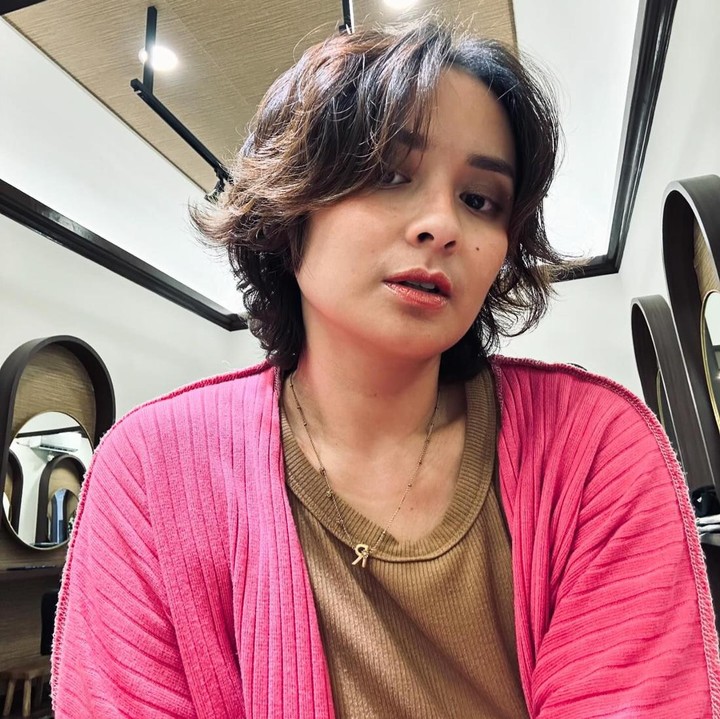 <p>Joanna Alexandra sering bereksperimen dengan gaya rambut pendek. Sebelumnya, ia tampil berani dengan rambut pendek berwarna hijau. Namun kali ini, ia terlihat lebih kalem dengan gaya rambut pendek ala <em>messy hair</em> berwarna cokelat gelap. (Foto: Instagram @joannaalexandra)</p>