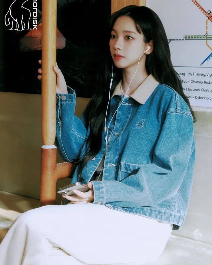 Karina juga tampil mengenakan jaket denim sambil memakai headset dan memasang wajah serius yang tetap terlihat manis. Seakan siap untuk traveling, dia menunjukkan bagaimana jaket tersebut siap menemani perjalanan dan petualangannya./Foto: Nordisk