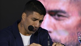 FOTO: Air Mata Luis Suarez saat Umumkan Pensiun dari Uruguay