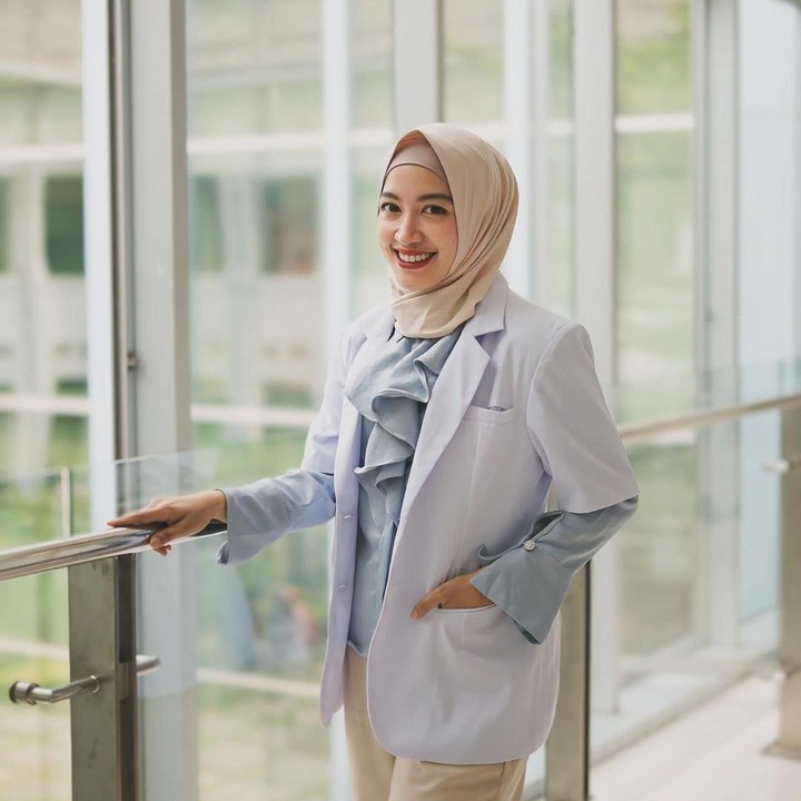 <p>Bunda masih ingat dengan mantan penyanyi cilik satu ini yang populer di era 90-an? Pramaisshela Arinda Daryono Putri alias Maissy kini beralih profesi menjadi seorang dokter. (Foto: Instagram@pramaisshelarinda.md)</p>