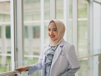 5 Potret Maissy Penyanyi Cilik Era 90'an saat Jadi Dokter, Kini Ambil Spesialis Penyakit Dalam